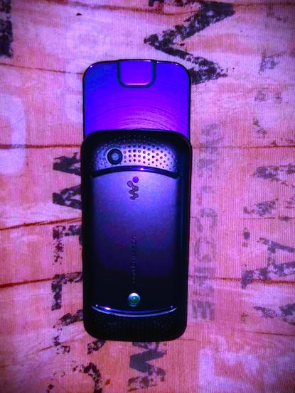 Κλασσικό πτυσσόμενο κινητό SONY ERICSSON W395 WALKMAN (μαύρο και μωβ) φωτογραφήθηκε από μένα Θεόδωρος Μπαχουμάς