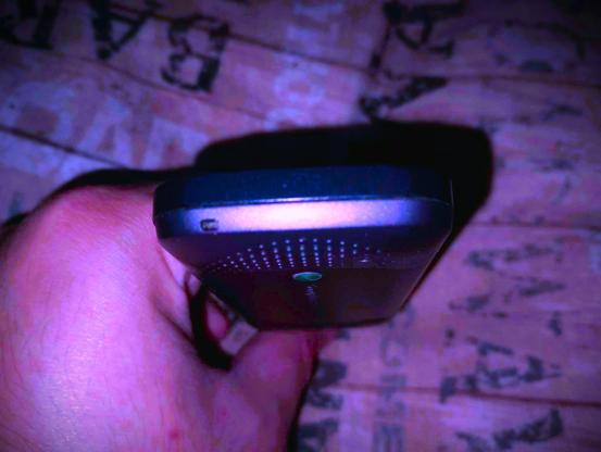 Κλασσικό πτυσσόμενο κινητό SONY ERICSSON W395 WALKMAN (μαύρο και μωβ) φωτογραφήθηκε από μένα Θεόδωρος Μπαχουμάς