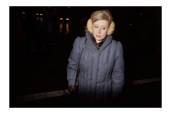 Une femme court après son train de banlieue dans les rues sombres du Downtown de Chicago, elle porte un anorak gris-bleu-canard et des cache-oreilles (earmufs), elle ressemble, un peu, comme toutes les femmes américaines finalement, à la photographe américaine Cindy Sherman. 