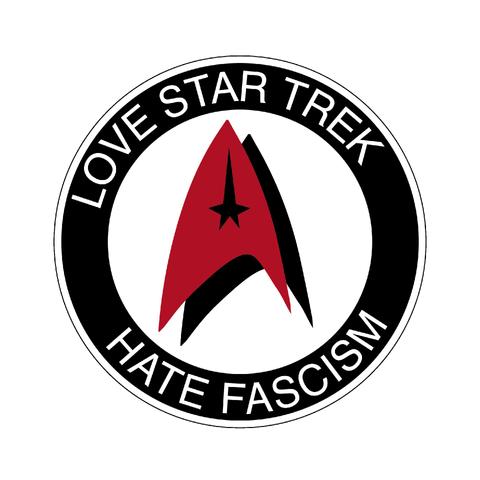 Abwandlung Antifa-Logo: Schwarzer Kreis um rotes Star-Trek-Delta vor schwarzem Schatten.
Weiße Beschriftung oben im Kreis: "Love Star Trek".
Unten im Kreis: "Hate Fascism".