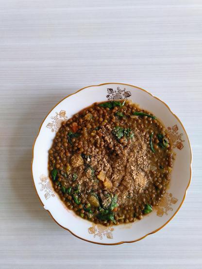 Photo d'une assiette contenant une soupe de lentilles