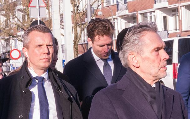 AMSTERDAM - Heel even leek het erop dat PM #Schoof ook een oortje droeg vandaag, dat zou een hearing aid kunnen zijn..... maar daar zijn de meningen over verdeeld ?!? Verder was er wel een #BVD bomcontrole voor en van de pers naar het schijnt.
#HolocaustMemorialDay    
#nationaleherdenkingholocaust