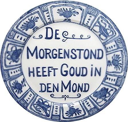 ⏰ De morgenstond heeft goud in de mond.
⏰ English: The early bird catches the worm. / The early bird gets the worm. / Early to bed, early to rise, makes a man healthy, wealthy and wise.
⏰ Français: Le monde appartient à ceux qui se lèvent tôt. / L'avenir appartient à ceux qui se lèvent tôt.
