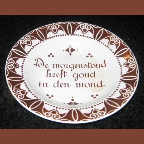 ⏰ De morgenstond heeft goud in de mond.
⏰ English: The early bird catches the worm. / The early bird gets the worm. / Early to bed, early to rise, makes a man healthy, wealthy and wise.
⏰ Français: Le monde appartient à ceux qui se lèvent tôt. / L'avenir appartient à ceux qui se lèvent tôt.
