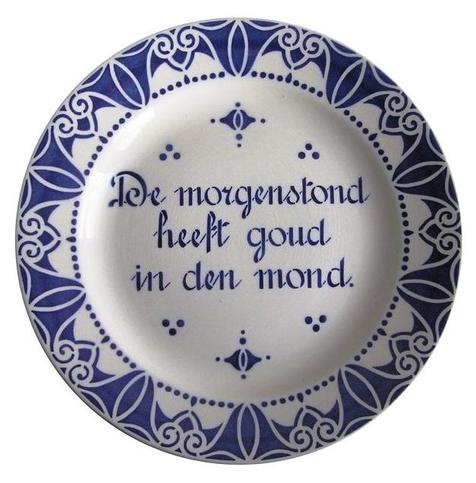 ⏰ De morgenstond heeft goud in de mond.
⏰ Deutsch: Morgenstund hat Gold im Mund.
⏰ Italiano: Il mattino ha l'oro in bocca.
⏰ Português: Quem cedo madruga / Deus o ajuda.
