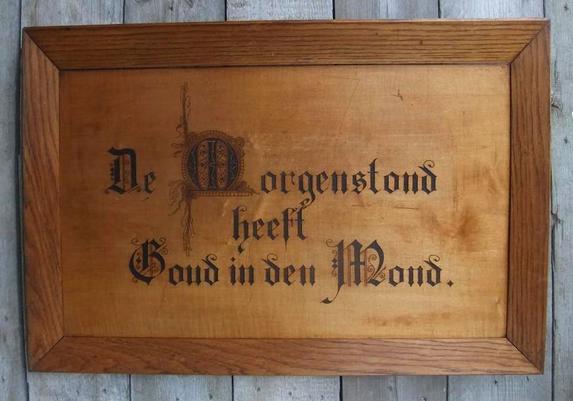 ⏰ De morgenstond heeft goud in de mond.
⏰ Deutsch: Morgenstund hat Gold im Mund.
⏰ Italiano: Il mattino ha l'oro in bocca.
⏰ Português: Quem cedo madruga / Deus o ajuda.
