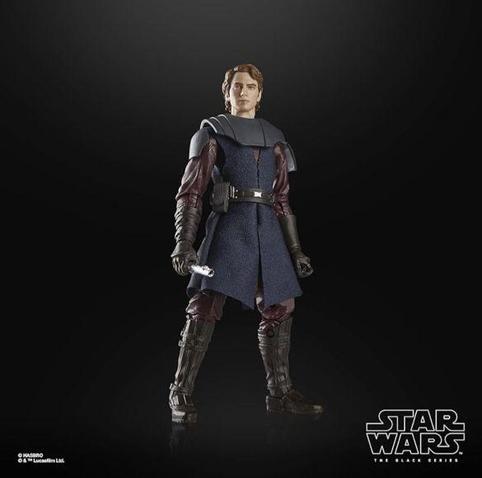 Photo de la figurine d'Anakin Skywalker à l'époque de la Guerre des Clones. Il est dans sa tenue comme dans la série animée.
Anakin se tient debout, avec son sabre-laser dans sa main droite. Il a un poltron sur ses épaules.
Le logo Star Wars The Black Series est dans le coin inférieur droit.
Le fond de la photo est noir.