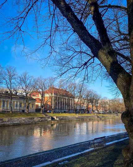 Turun Aurajoki taustalla vanha kirjastotalo.