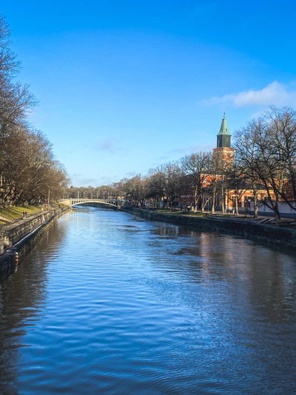 Turun tuomiokirkko Aurajoen rannalla. 