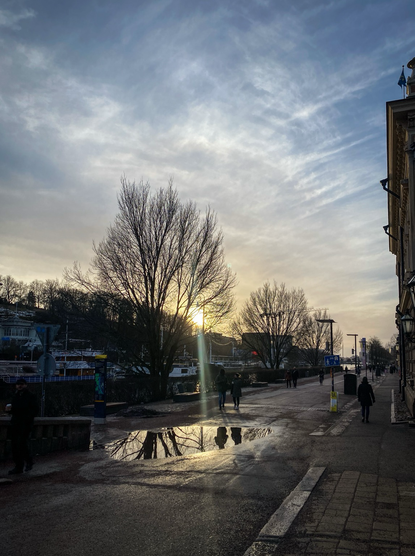 Läntinen Rantakatu Turun ilta-auringossa. 
