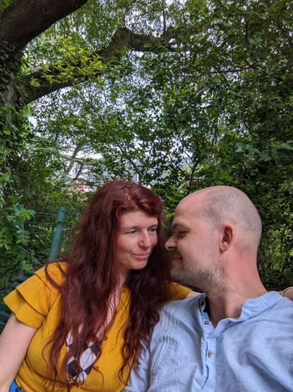 Tina og Lasse på en bænk i Paris (man kan faktisk godt komme til Paris med tog - selvom DSB og Deutsche Bahn gør det sværere end nødvendigt).