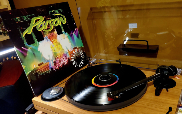 Artist: Poison
Album: Swallow This Live (1991)
Release: Original single LP pressing
Region: Italy
Label: Capitol Records – 64 7980381