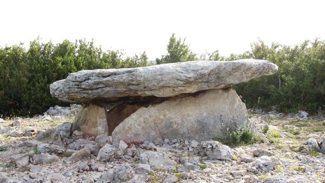 Dolmen de la Losa Mora cerca de la población de Nasarre
