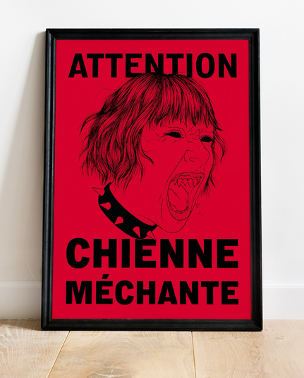 Illustration d’une femme/goule avec un collier à clous, avec écrit « ATTENTION CHIENNE MÉCHANTE » 