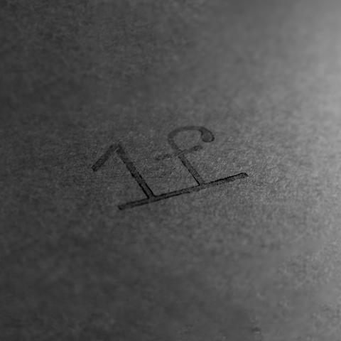logo. Noir sur noir.