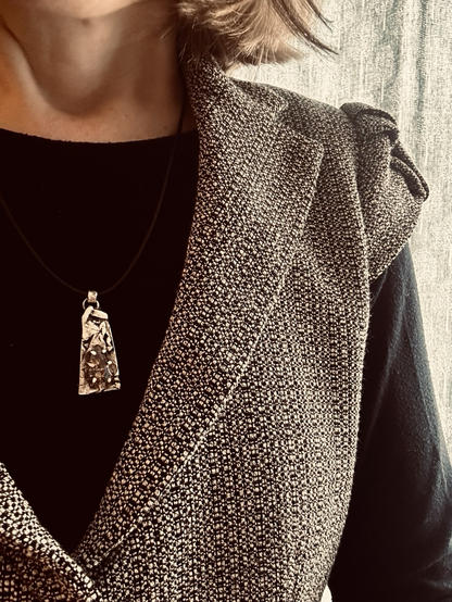 Pendentif porté sur lien de cuir avec fermoir en argent , minimaliste brut et opale pipe boulder