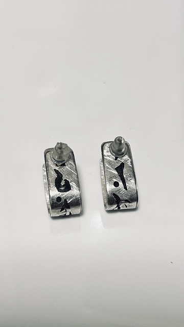 Boucles intitulées LIENS avec symboles couple préhistoire et symbole de OM éclaté 