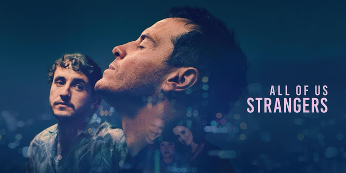 Werbebild zum Film All of Us Strangers. Im Zentrum sind zwei Männer zu sehen: Einer ist im Profil abgebildet, hat die Augen geschlossen und wirkt nachdenklich oder ruhig. Der andere schaut ihn frontal an, mit einem nachdenklichen Ausdruck. Im Hintergrund sind die Umrisse eines Paares (vermutlich Elternfiguren) zu erkennen, die mit den verschwommenen Lichtern einer nächtlichen Stadt verschmelzen und eine melancholische, träumerische Atmosphäre erzeugen. Der Filmtitel “All of Us Strangers” steht in großen weißen Buchstaben auf der rechten Seite.