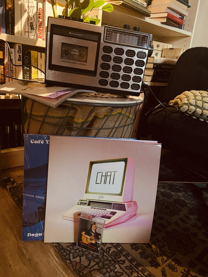 Kassettenspieler, 2 Schallplatten und eine Kassette