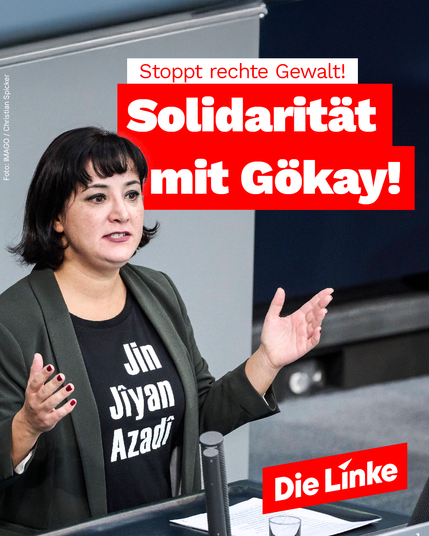 Das Bild zeigt die Linken-Bundestagsabgeordnete Gökay Akbulut während einer Rede im Parlament. Sie trägt ein schwarzes T-Shirt mit der Aufschrift „Jin Jîyan Azadî“ und gestikuliert mit beiden Händen. Der Text auf dem Bild fordert: „Stoppt rechte Gewalt! Solidarität mit Gökay!“ sowie das Logo der Partei Die Linke. Der Anlass ist ein rechter Angriff auf Gökay Akbulut in einem Zug durch Fußballfans.