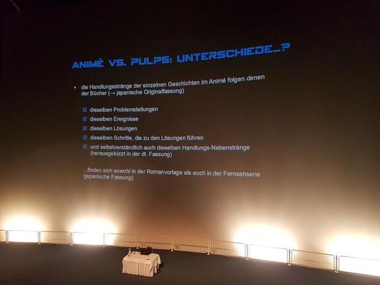 Foto von der "großen Leinwand" im Forum Kino im Technik-Museum Speyer... Zu sehen ist eine Folie aus meinem Vortrag zu "Captain Future" - hier geht es ganz speziell um die Nähe zum Original