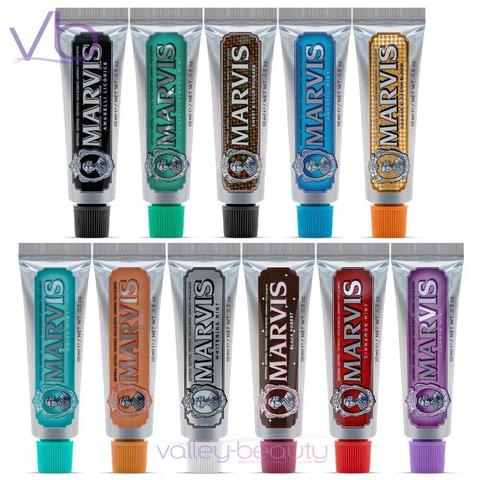 11 dentifrices Marvis a differents gouts, on arrive pas trop a lire mais de memoire il y a canelle, jasmin, fleur d’oranger, forêt noire, gingembre, menthe forte, menthe blanchissante, rhubarbe, menthe aquatique,