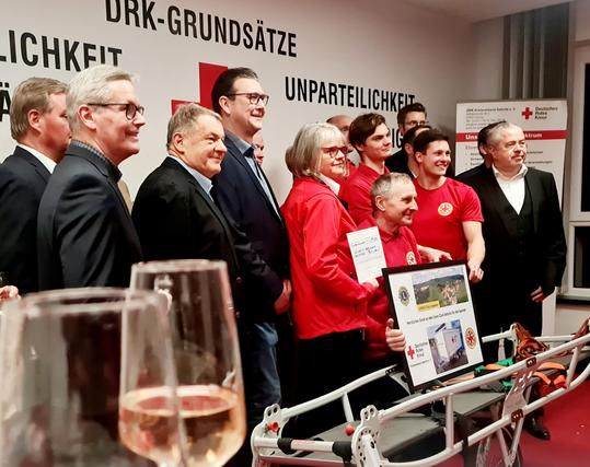 Übergabe des Schecks in der Geschäftsstelle des DRK-Kreisverbands Sebnitz durch Mitglieder des Lionsclubs Sebnitz an die Vorstandsvorsitzende Frau Seidel im Beisein von Landrat Geißler, Oberbürgermeistern aus Hohnstein, Bad Schandau und Sebnitz und Bergwächtern