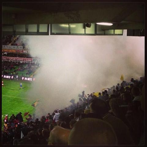 Mur de fumÃ©e #fcmetz #horda #ultra #fumi #fumigene #grenat #metz