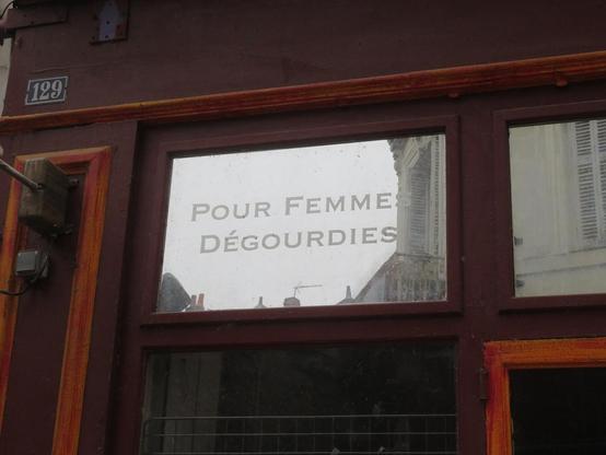 sur la devanture d'un magasin, une vitre avec gravée l'inscription "pour femmes dégourdies"
