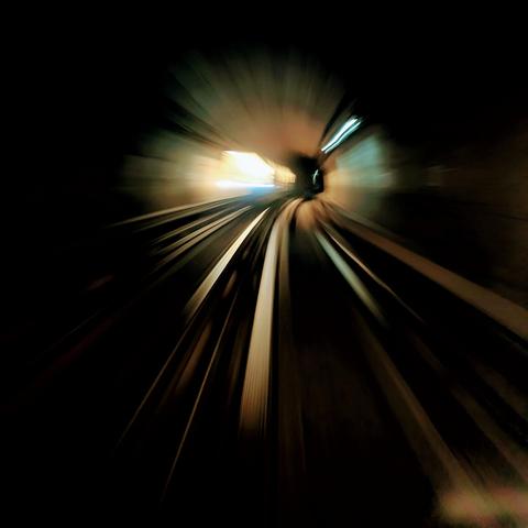 Photo dans le tunnel du métro de Rennes... La longue pose laisse apparaître le métro qui arrive en face dans des éclats de lumière