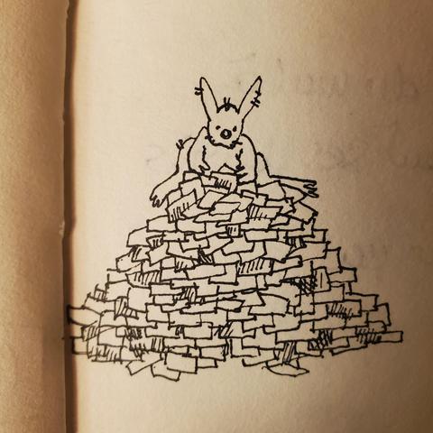 Un lapin trifouille en haut d'une grande pile de papiers