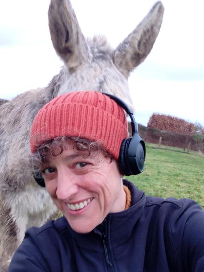 Une photo de moi et d'un âne (Cadeau) Je me suis marée à la faire. Je suis devant son visage et on a l'impression que j'ai des oreilles d'ânes du coup. En plus de mon casque audio.