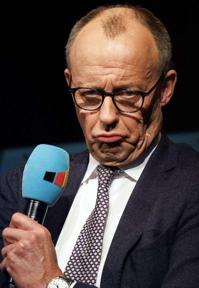 Archiv-Foto von Merz mit schnutigem Blick