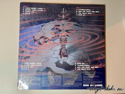 Das LP Cover zeigt einen Sendemast auf einer europäischen Weltkarte.
