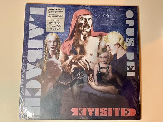 Das Plattencover von "Opus" von Laibach zeigt ein markantes und künstlerisch gestaltetes Design, das die charakteristische Ästhetik der Band widerspiegelt. 