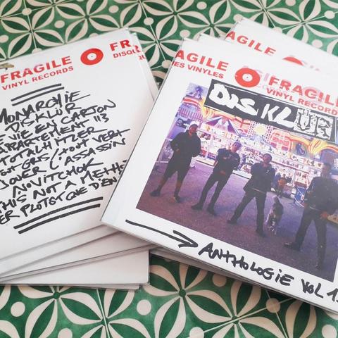 Pile de disques vinyle du groupe de fastcore punk nommé Disklür, sur lino imitation carrelage.