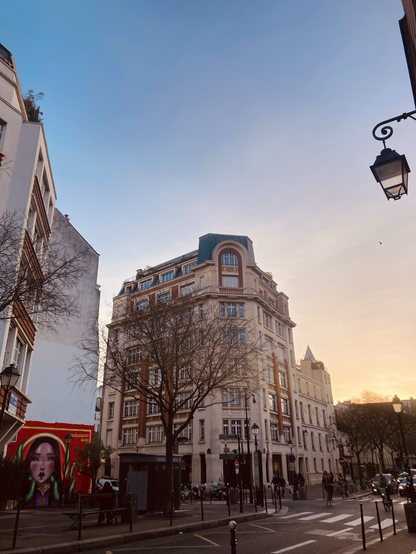 Un immeuble parisien un matin ensoleillé 