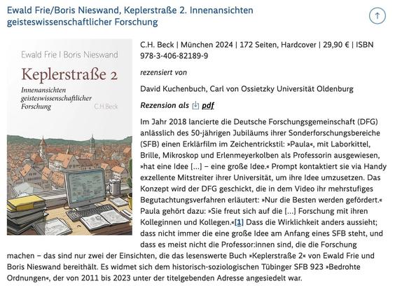 Screenshot der Rezension mit Abbildung des Covers, das eine KI-Generierte Ansichts Tübingens von einem Bürofenster aus zeigt, vor dem ein Tisch mit Computermonitor und Büchern zu sehen ist.