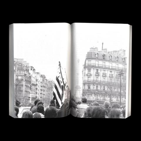 Double page du livre « Blouses blanches et Gwenn ha Du »