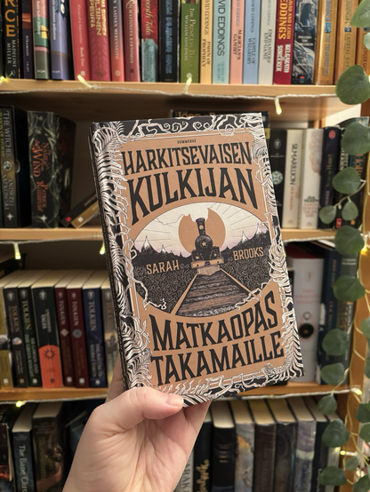 Kirjahyllyn edessä Sarah Booksin kirja Harkitsevan kulkijan matkaopas takamaille 