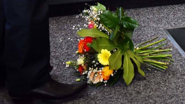Bild zeigt den berühmtgewordenenvor die Füße geworfenen Strauß Blumen.“ Wenn FDP und CDU mit der AfD zusammenarbeiten