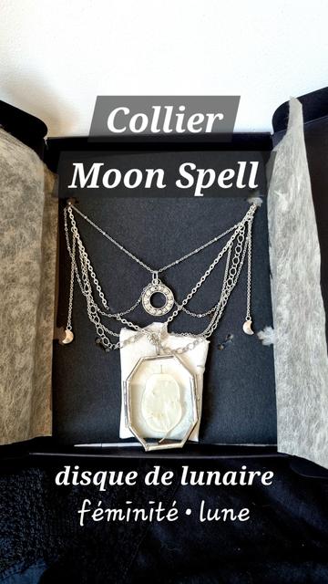 Le collier à gagner vu de plus près avec écrit le nom du collier “Moon Spell”, ce qu’il contient (un “disque de lunaire”, l’autre nom de la Monnaie du Pape) et sa symbolique (“féminité, lune”). On voit mieux les petits croissants de lune qui tombent sur les côtés du collier, la breloque des phases de la lune qui tombe dans le creux du cou, le détail des différentes chaînes et le pendentif en verre avec son disque de lunaire unique.

