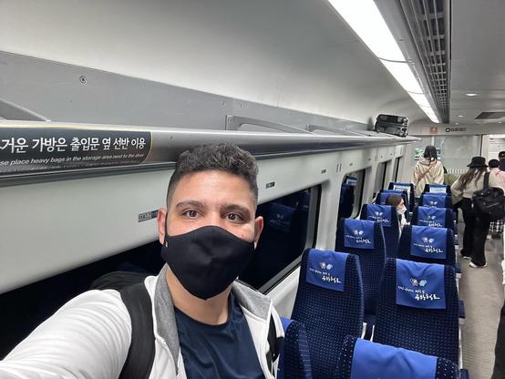 Chegar em um país com alfabeto diferente e querer tirar foto de tudo ✅ até tinha esquecido da esteira para malas nas escadas, só vi isso em Seul