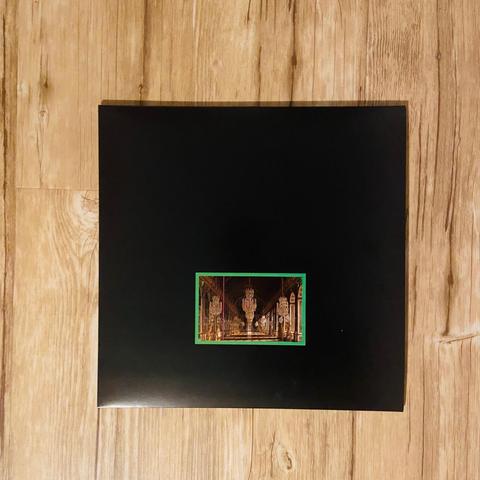 Das Albumcover ist schwarz und zeigt ein minimaoistisches rechteckiges Bild, welches grün umrahmt ist und unterhalb der Bildmitte liegt. Es zeigt eine sepiafabene Architektur.