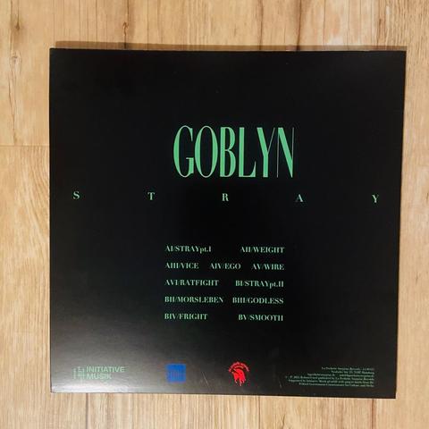 Die Rückseite des Albumcovern zeigt in grüner Schrift den Bandnamen und die Titel.
