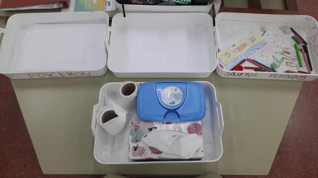 Bandejas con folios para reutilizar, folios blancos, pañuelos, papel higiénico y objetos perdidos.