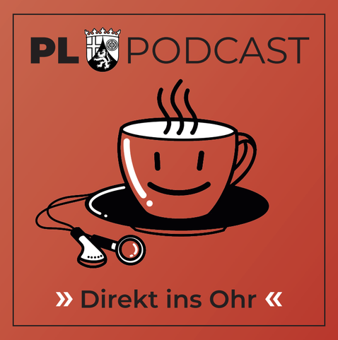 PL Podcast plus Landeswappen sowie den Text "Direkt ins Ohr" illustriert mit einer lächelnden Kaffeetasse und Kopfhörern auf rotbraunem Hintergrund
