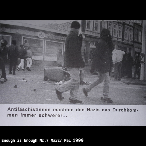 Zwei Menschen stehen im Vordergrund. Weitere im Hintergrund. Dazwischen liegt eine umgeworfene Mülltonne und steine. Die Bildunterschrift lautet "AntifaschistInnen machten den Nazis das Durchkommen immer schwerer..."