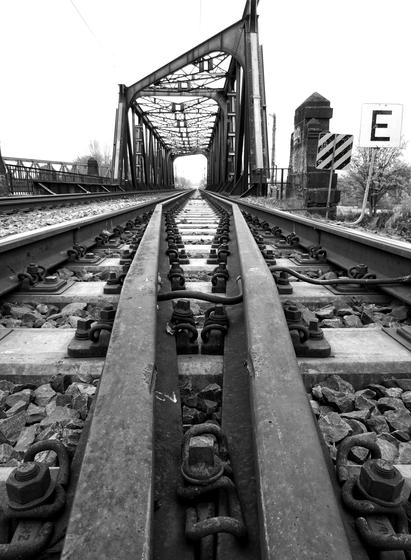 Bahngleise und Weichen / schwarz-weiß