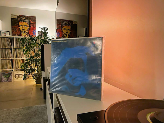 Pochette de l’album Broken English de Marianne Faithfull. Mon exemplaire vinyle est posé sur ma platine. La pochette montre Marianne Faithfull éclairée par une lumière bleutée